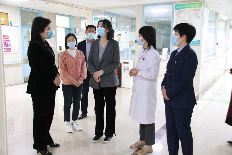 2023年3月31日，臨沂高新區(qū)黨工委委員魏克慧（右三）一行蒞臨兒童早期發(fā)展部看望慰問孤獨(dú)癥兒童家屬和醫(yī)護(hù)人員.jpg
