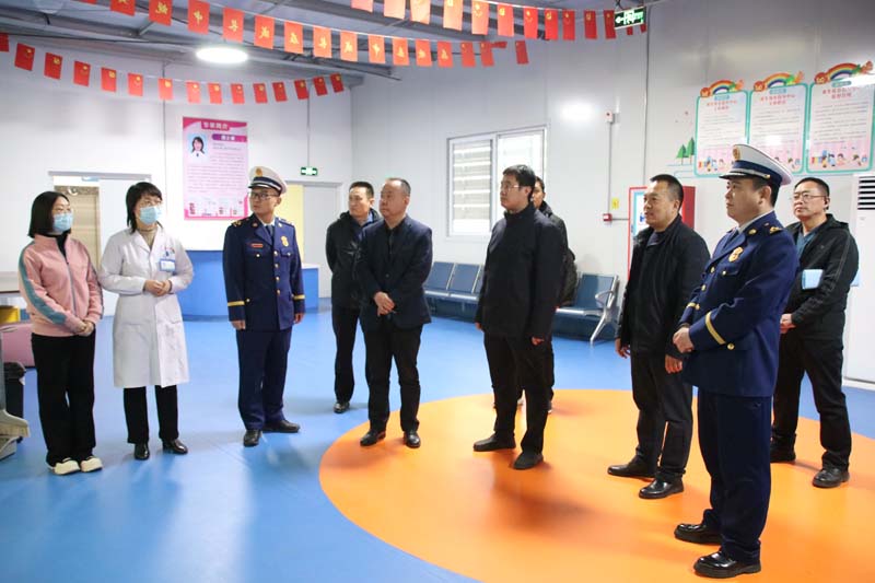 2024年1月31日下午，臨沂高新區(qū)黨工委委員、管委會(huì)副主任馬騰飛（右四），應(yīng)急局黨組書(shū)記、局長(zhǎng)吳蘭廣（左四），消防大隊(duì)政治教導(dǎo)員高以磊（左三）一行蒞臨兒童早期發(fā)展部指導(dǎo)工作.jpg
