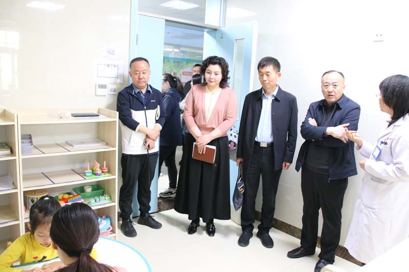 2024年4月23日，省紀(jì)委監(jiān)委派駐莒南縣洙邊鎮(zhèn)第一書記、省紀(jì)委監(jiān)委駐省工業(yè)和信息化廳紀(jì)檢監(jiān)察組副組長、一級調(diào)研員孫寬亮（右三），莒南縣洙邊鎮(zhèn)衛(wèi)生院院長羅永桂（右二）等一行蒞臨兒童早期發(fā)展部參觀指導(dǎo)工作.jpg