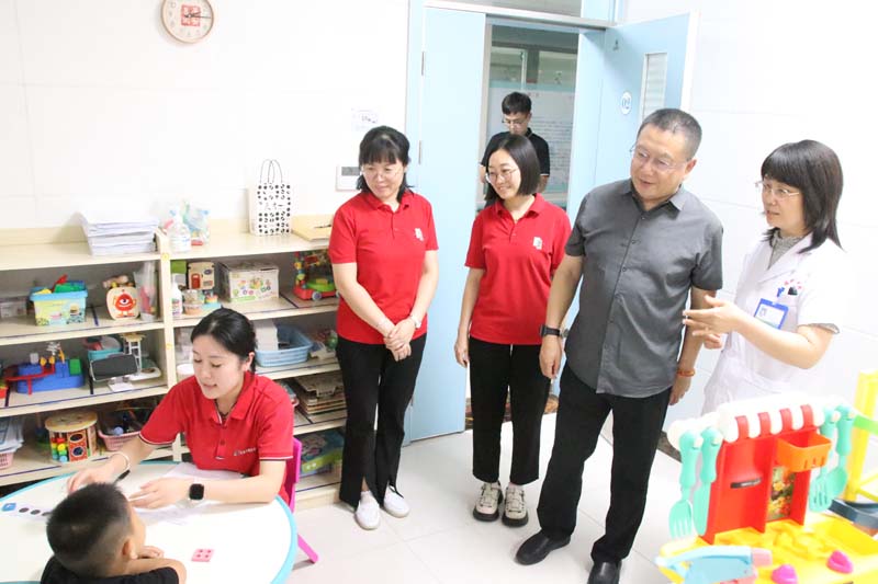 2024年6月14日，山東省衛(wèi)生經(jīng)濟協(xié)會會長，山東省醫(yī)學會副會長，山東省衛(wèi)生健康委員會二級巡視員、醫(yī)療管理服務中心原黨委書記、主任王愛杰（右二）蒞臨兒童早期發(fā)展部參觀指導工作.jpg
