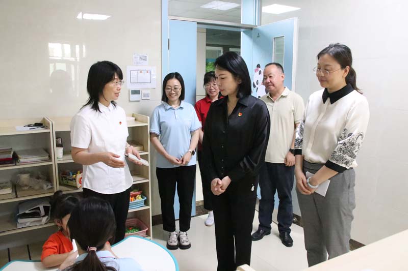 2024年6月26日，高新區(qū)黨工委副書記、管委會副主任劉春晨（前中）在院長丁育紅的陪同下蒞臨兒童早期發(fā)展部參觀指導(dǎo)工作.jpg